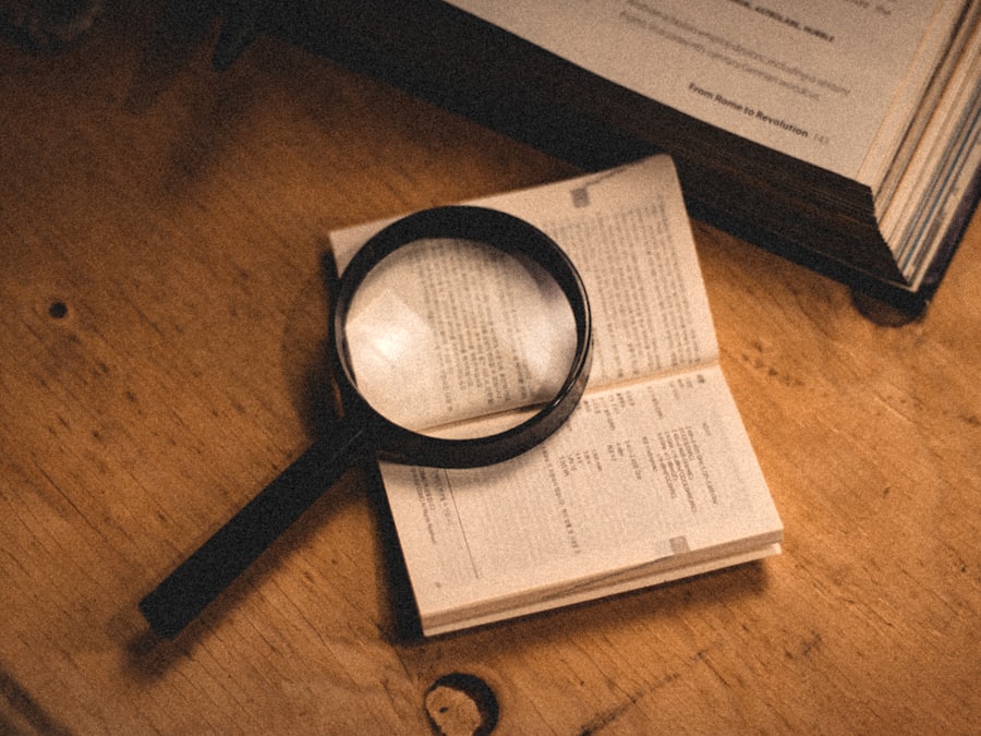 虫めがねで書類を調べるイメージ